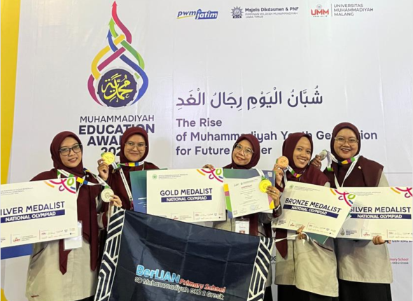 lima guru meraih medali di me award 2026