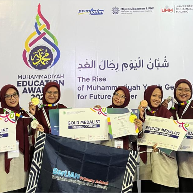 lima guru meraih medali di me award 2026